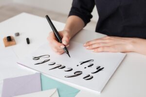 Caligrafia: atividades de escrita à mão em letras cursivas e impressas, ideal para crianças e adultos melhorarem sua habilidade de escrita."